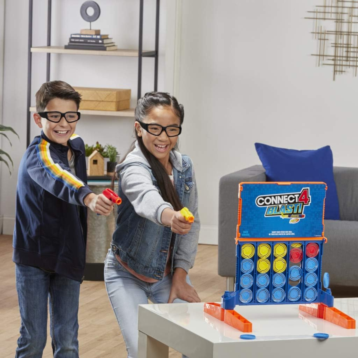 Conecta 4 Blast con el poder de Nerf juego de mesa.