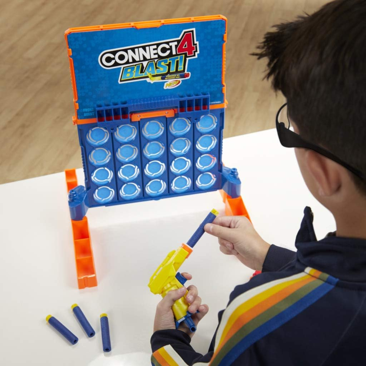 Conecta 4 Blast con el poder de Nerf juego de mesa.