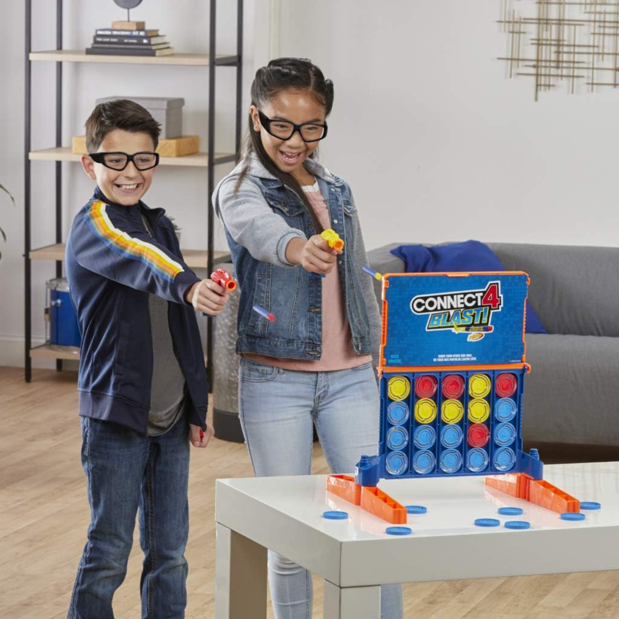 Conecta 4 Blast con el poder de Nerf juego de mesa.